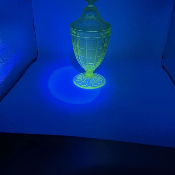 Anchor Hocking Block Optic Pattern Green Uranium Glass Footed Candy Dish & LID - Picture 3 of 13